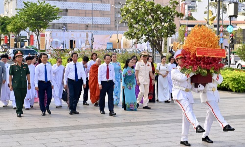 Lãnh đạo TP. Hồ Chí Minh dâng hương tưởng niệm các anh hùng liệt sĩ